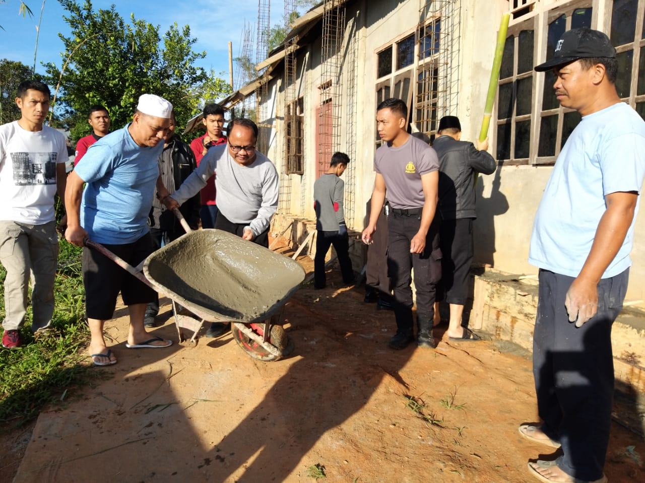 IMG-20191221-WA0025 Toleransi, Kapolda Sulbar Bantu Kerja Bakti Pembangunan Gereja.