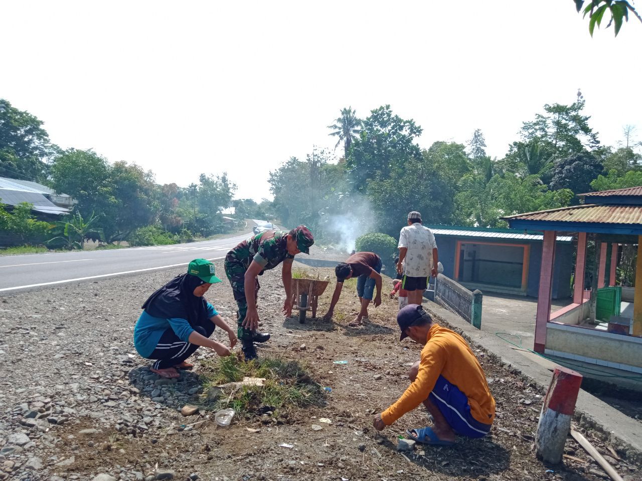 IMG-20191221-WA0057 Babinsa dan Mahasiswa Jalin Kerjasama Kerja Bhakti.