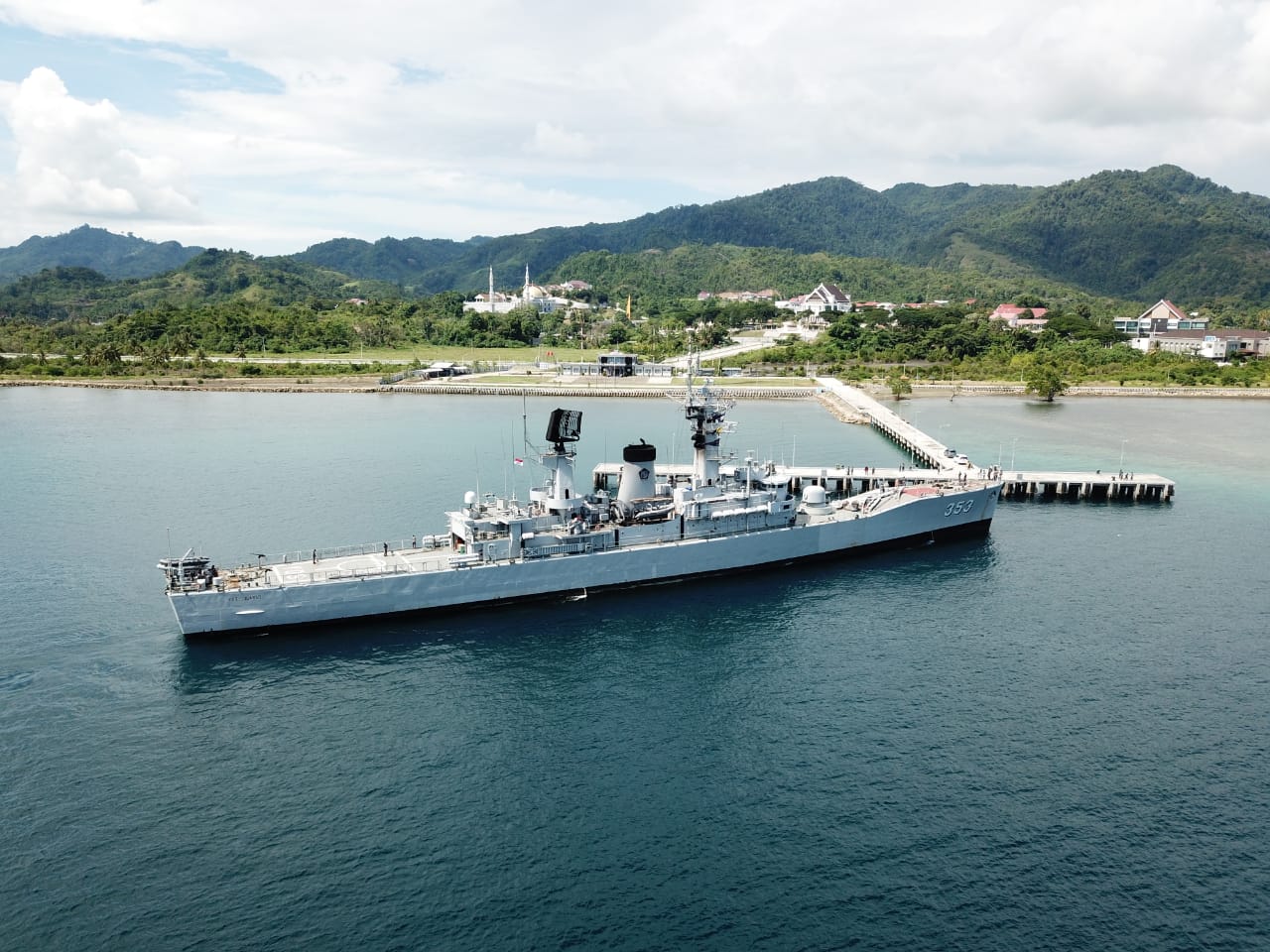 Wow!!!! KRI Yos Sudarso -353 Sandar di Mamuju