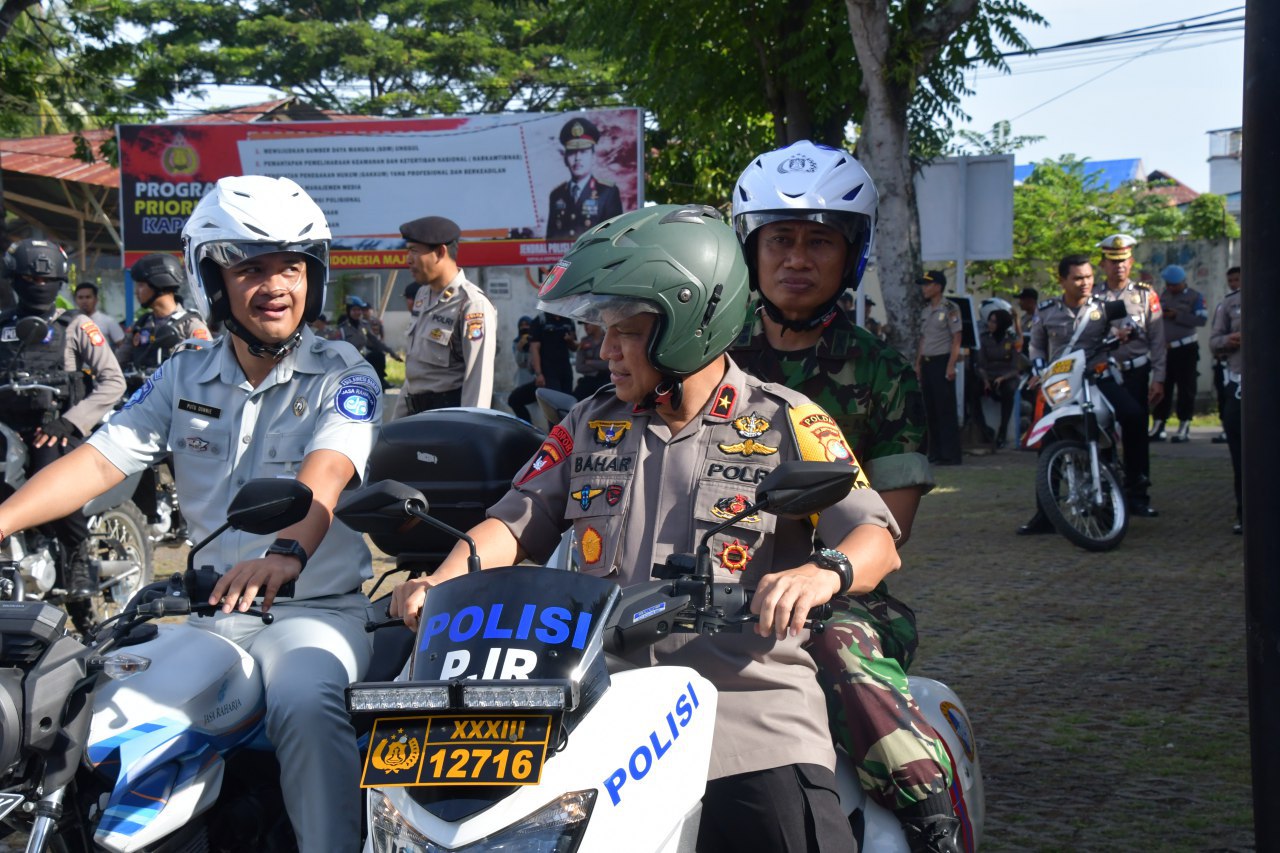 TNI - Polri Patroli Bersama Pada Hari Natal.