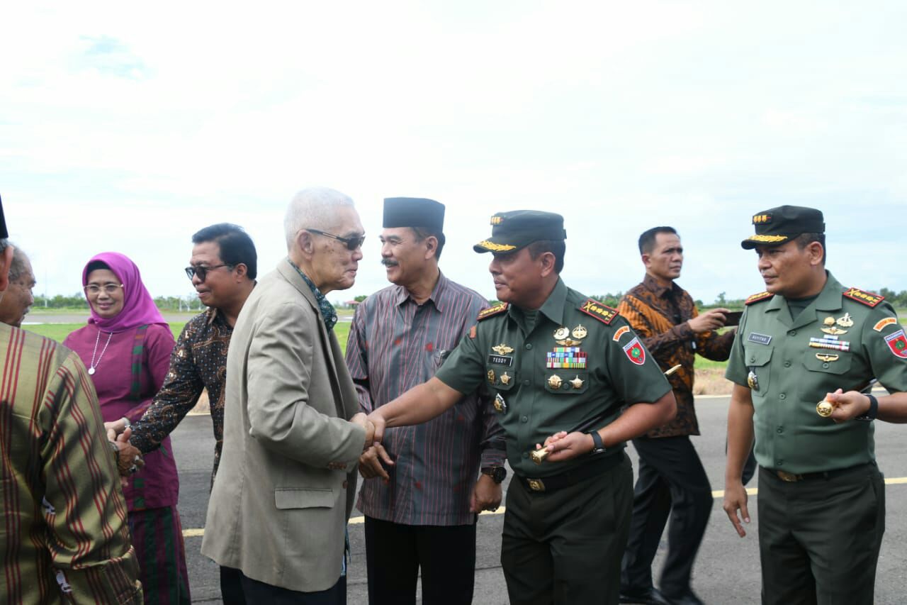 Danrem 142/Tatag dan Gubernur Sulbar Menyambut Rombongan DHD 45