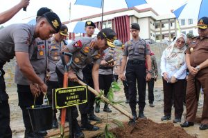 IMG-20200112-WA0023 Kapolri Nanam Pohon di Mako Polda Sulbar