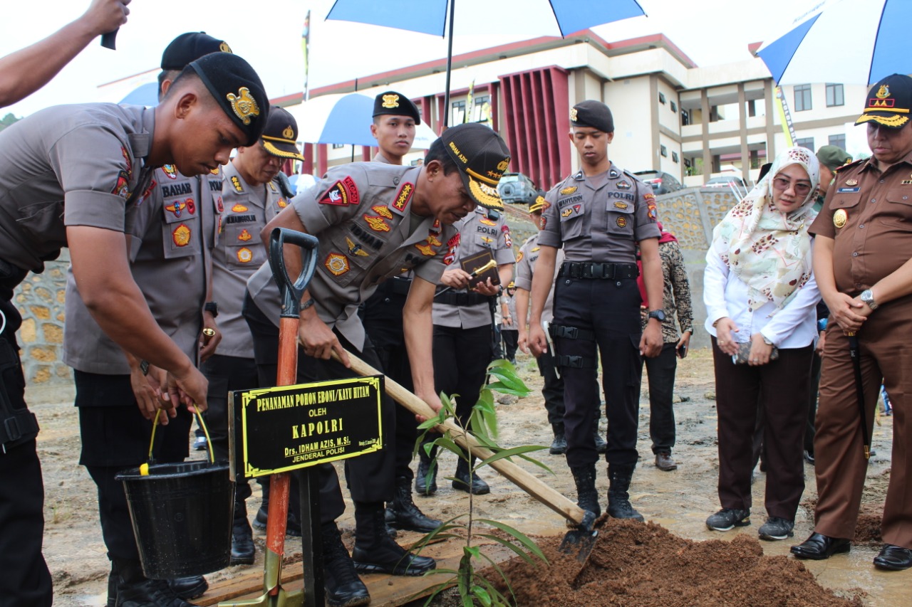 Kapolri Nanam Pohon di Mako Polda Sulbar