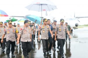 IMG-20200112-WA0030 Tiba di Sulbar, Kapolri Di sambut Pasukan Jarmat