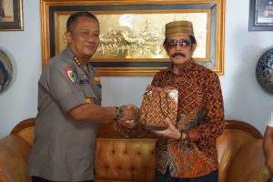 IMG-20200114-WA0011 Irwasda Serahkan Plakat Dari Kapolri Kepada Raja Mamuju