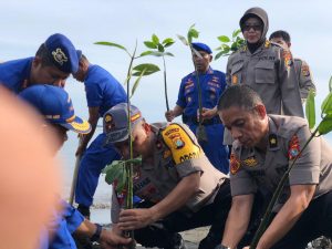WhatsApp Image 2020-01-10 at 14.57.25 Penghijauan di Pantai Arteri, Kapolda Sulbar Minta Seluruh Pihak Tanam Pohon Setulus Hati.