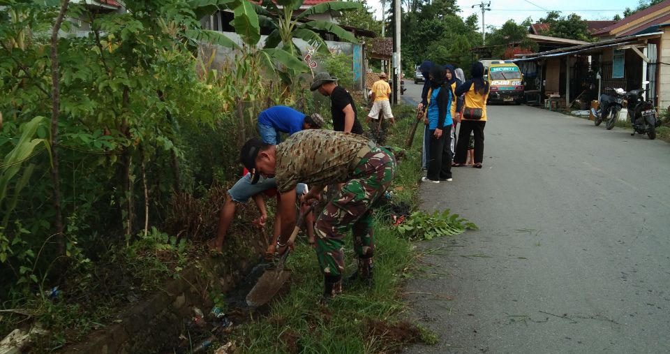 Babinsa Bersama Warga Karya Bakti