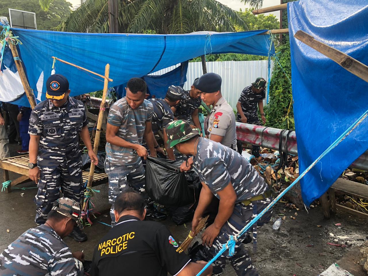 Polda Sulbar dan Lanal Mamuju Gelar Bersih-bersih di Pantai Arteri.
