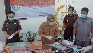 WhatsApp Image 2020-02-06 at 10.04.29 Kejari Mamuju Musnahkan Barang Bukti Narkotika dan Senjata tajam
