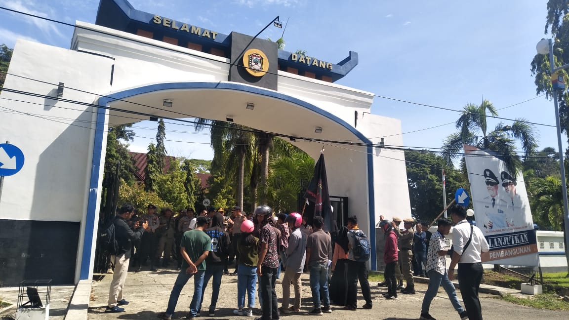 Hipmakar Unjuk Rasa Di Kantor Bupati
