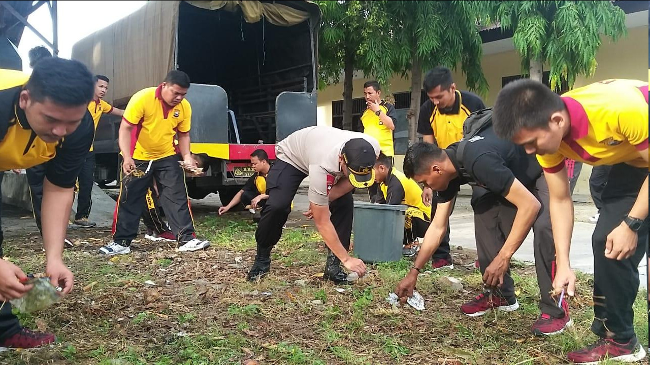 Polres Majene Antisipasi Virus Corona Dengan Bersih-Bersih Mako