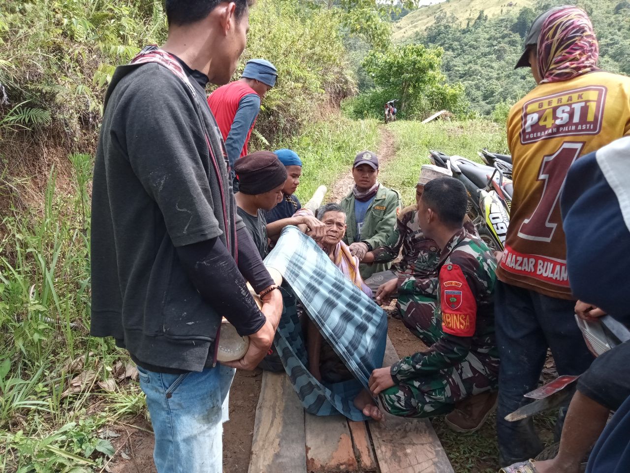 Babinsa 1401 - 04 Malunda Mengevakuasi Warga Yang Sakit