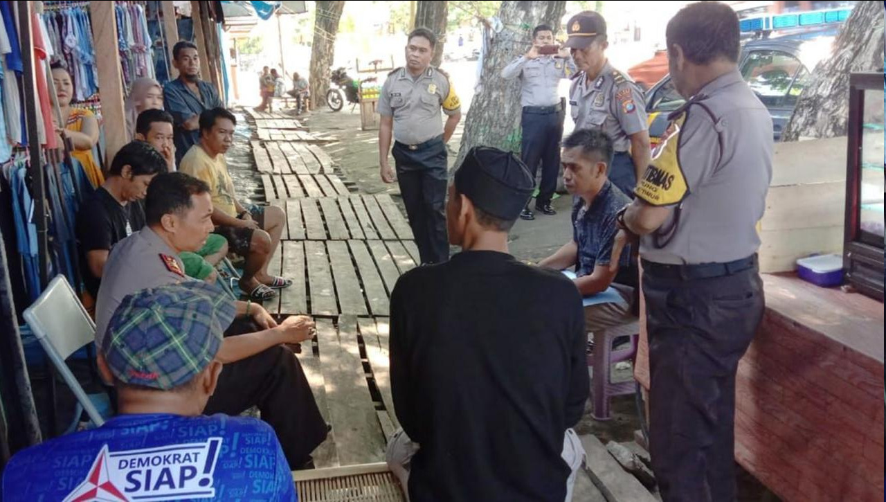 Cegah Penyebaran Corona, Polsek Banggae Himbau Para Pedagang Jaga Kebersihan Pasar
