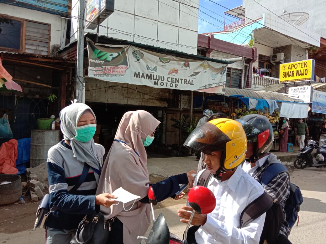 Pemkab Bagikan Masker Gratis di Pasar Sentral Mamuju