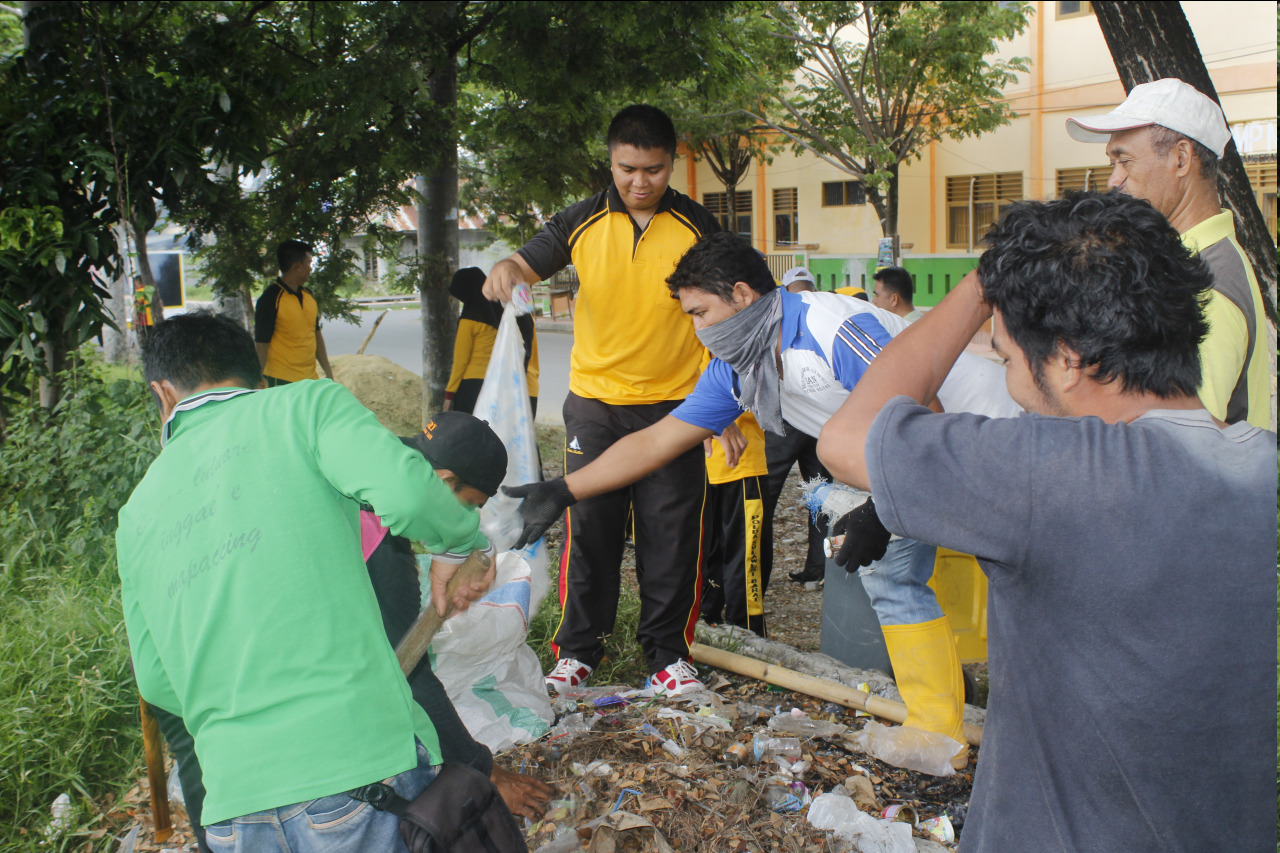 Polres Majene Bersama DLHK Bersih-Bersih Lokasi Stadion Prasamya Mandar