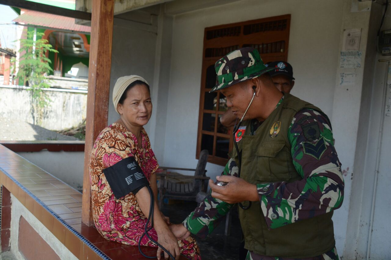 Tim Kesehatan TMMD 107 Cek Kesehatan Warga