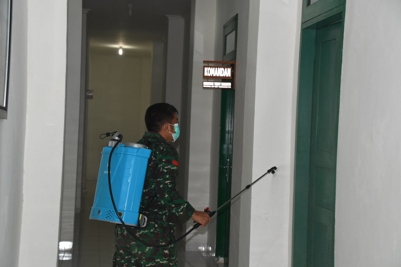 Personil Korem 142/Tatag lakukan Penyemprotan Desinfektan