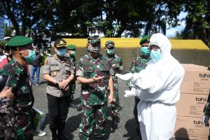 Pangdam Hasanuddin Serahkan Bantuan APD KE Rumkit Rujukan Penanganan COVID-19