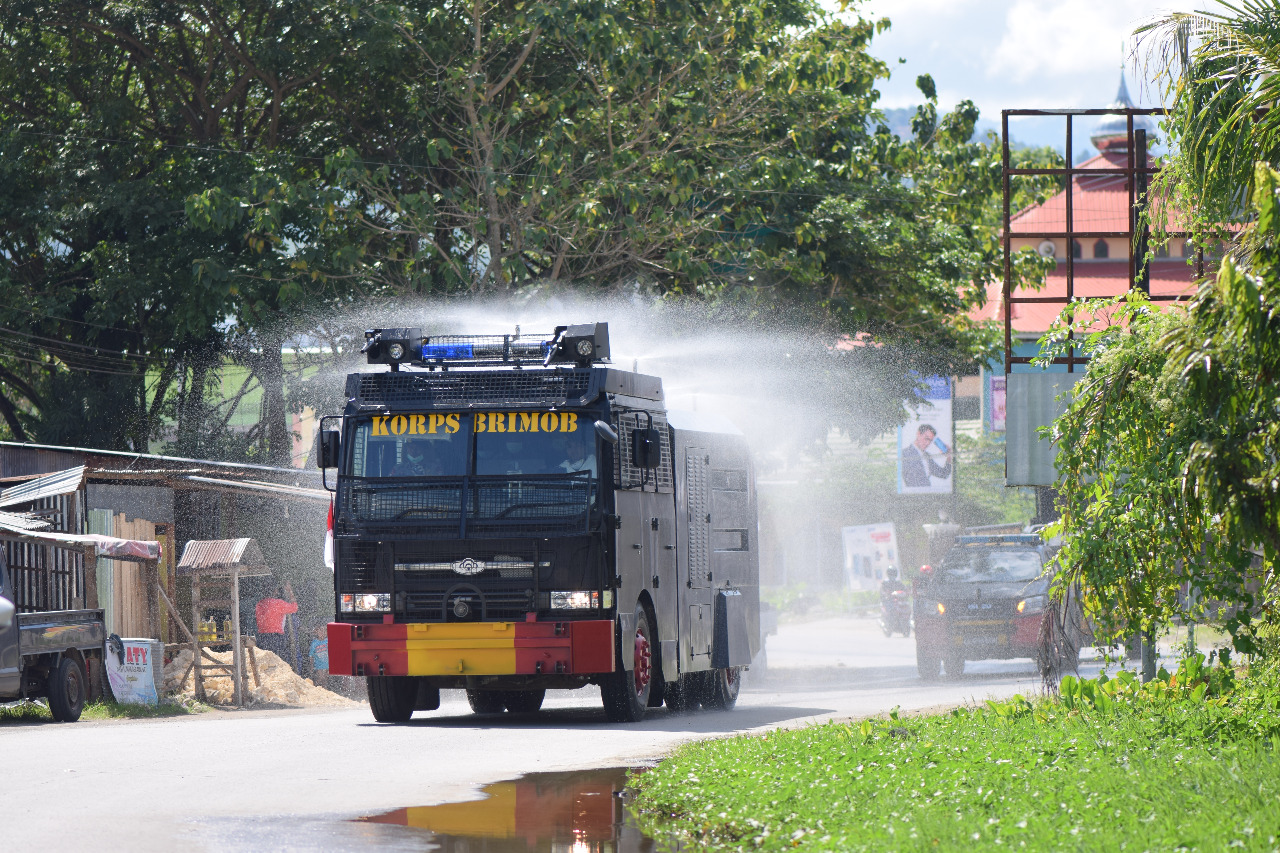 IMG-20200331-WA0039 Peran Lawan Covid-19, Polda Sulbar Lakukan Penyemprotan Disinfektan Serentak.