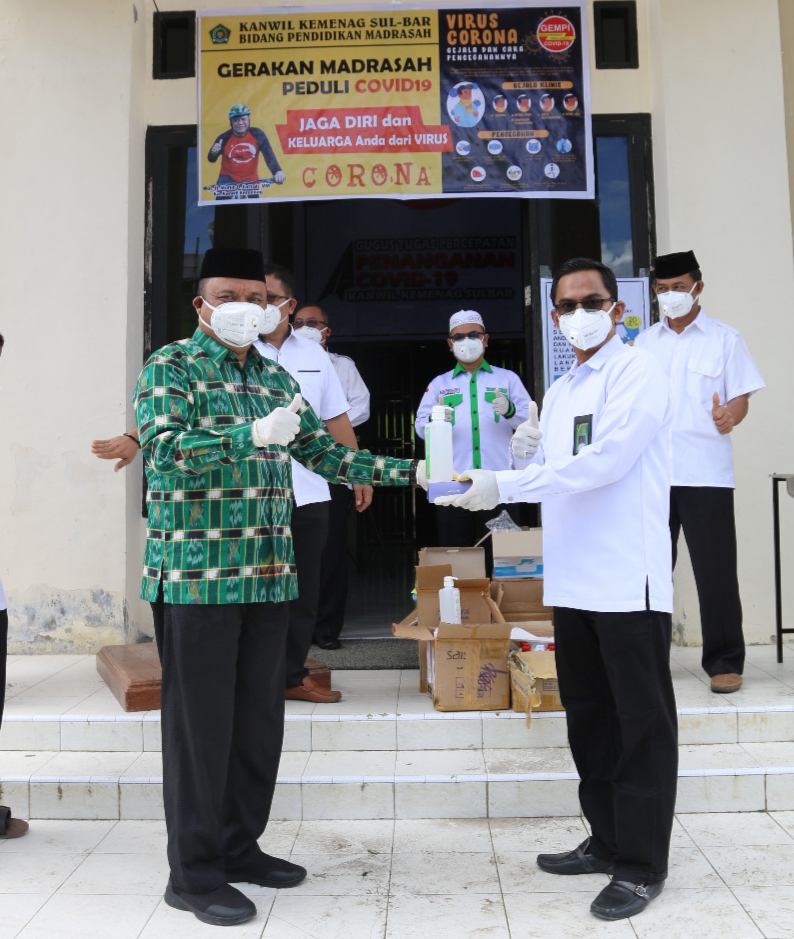 Cegah Covid -19 ,Kanwil Kemenag Sulbar Berbagi Masker