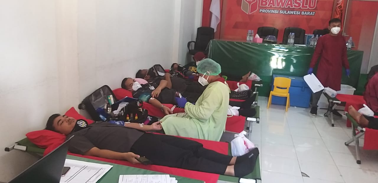IMG-20200407-WA0026 Sambut HUT Bawaslu ke 12 Bawaslu Sulbar Donor Darah