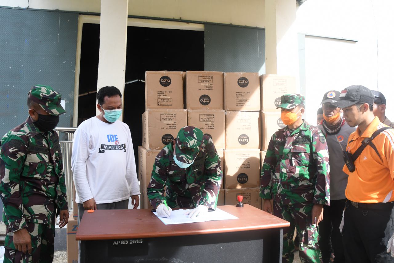 Danrem 142/Tatag Serahkan APD dan Masker Kepada Tim Logistik Gugus Tugas Penaganan Covid -19