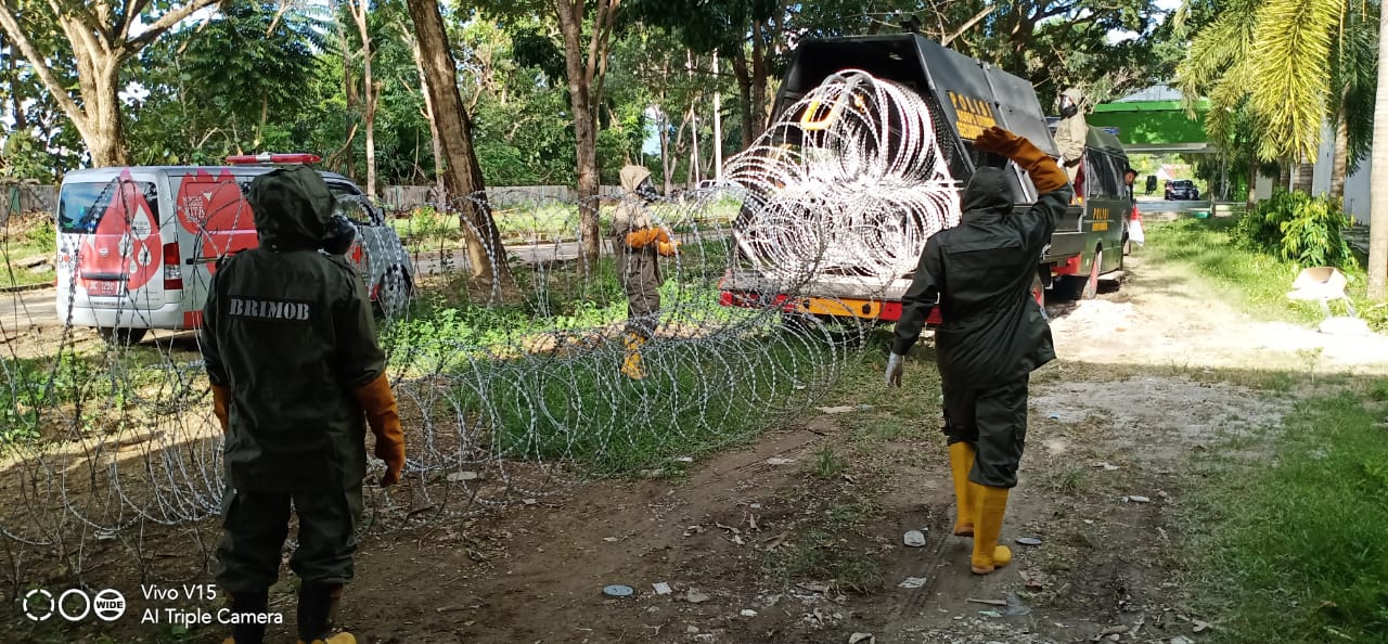 Polda Sulbar Pasang Kawat Berduri Di Sekitar RSUD Regional