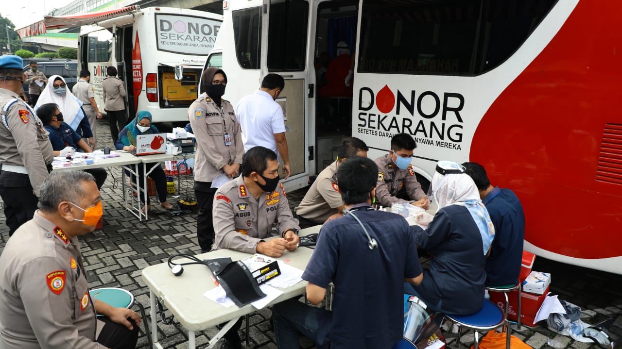 Kebutuhan Pasien Covid-19, Kabaharkam Polri Donorkan Darah