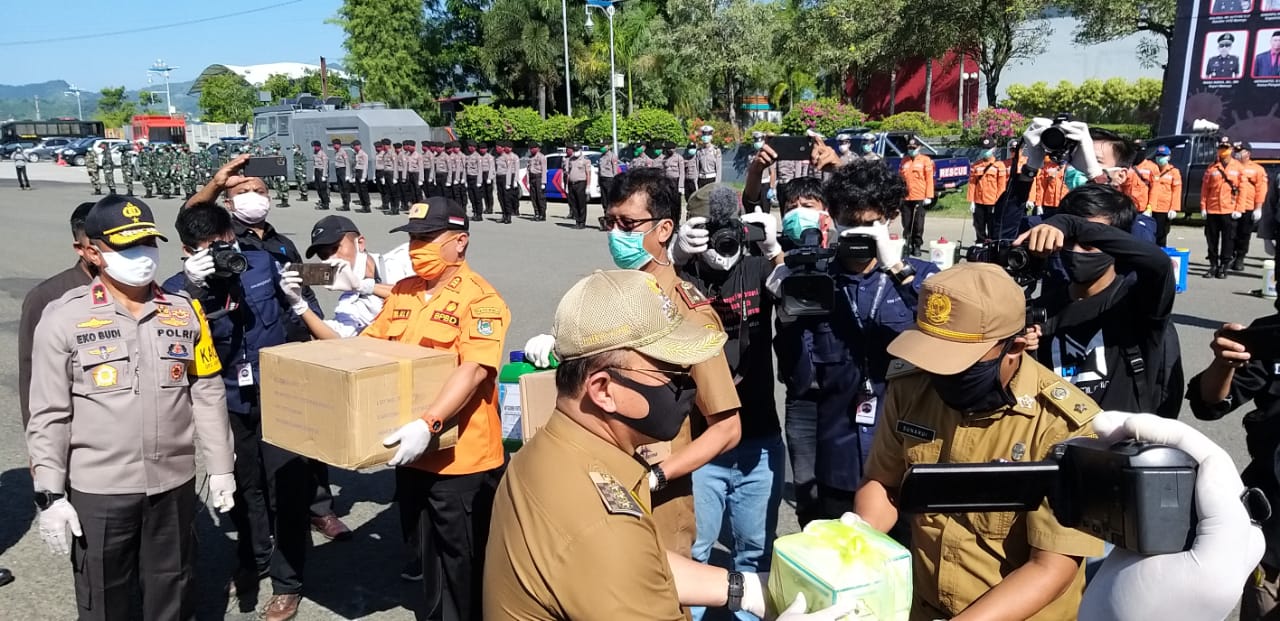 Polda Sulbar -TNI dan Pemkab Mamuju Berbagi Masker dan Vitamin C