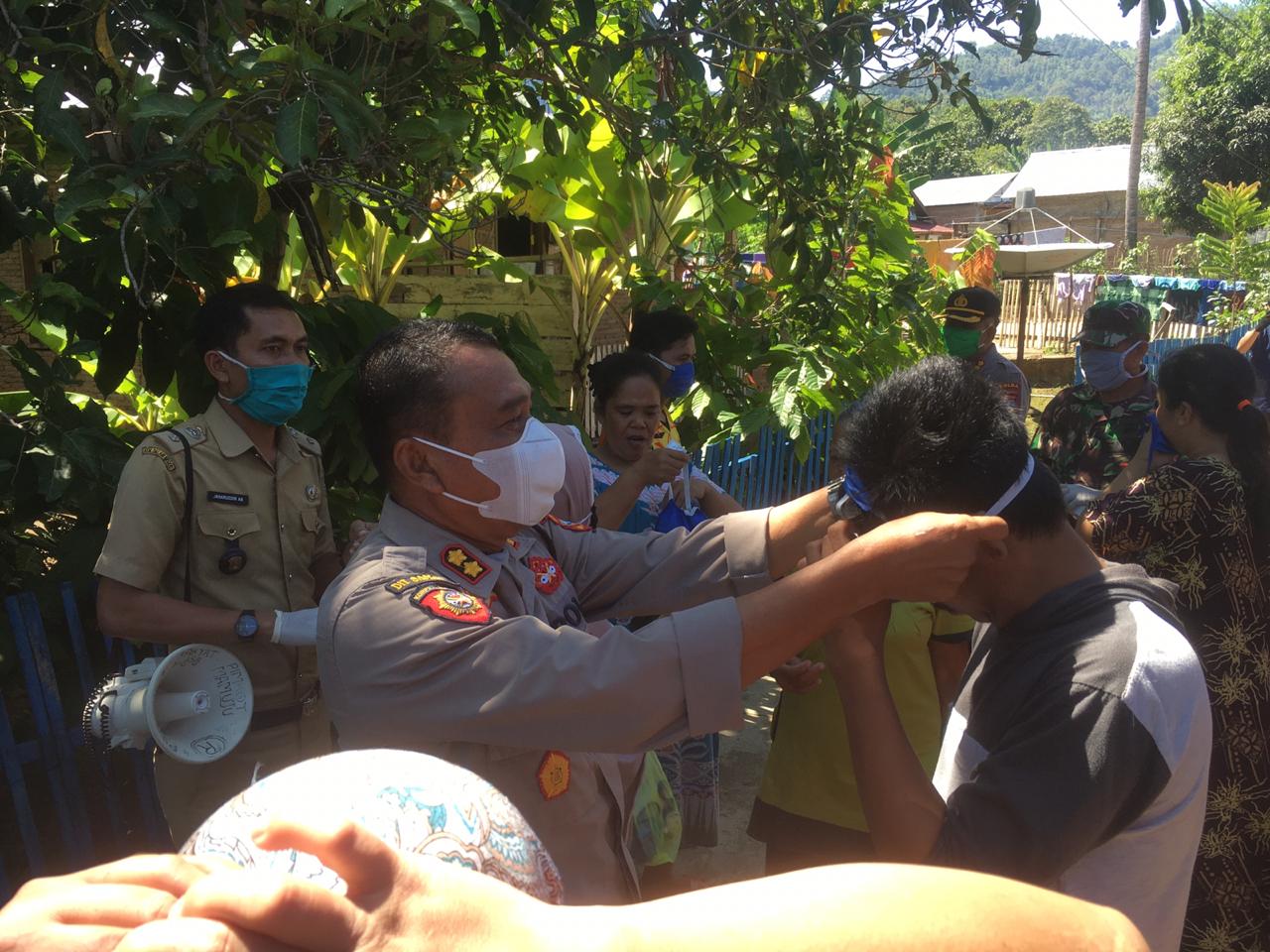 Ditsamapta Polda Sulbar Berbagi Masker di Kalubibing dan Rangas