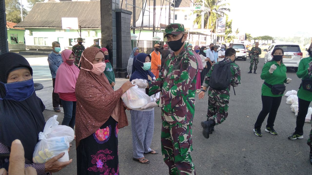 Peduli Dampak Covid-19 Kodim 1418/Mamuju Bagi Bagi Sembako