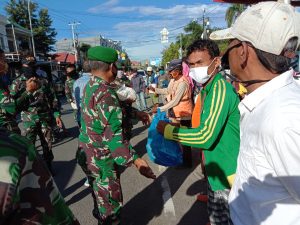 Peduli Dampak Covid-19 Kodim 1418/Mamuju Bagi Bagi Sembako