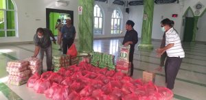 Relawan Posko Masjid Ar-Rahim Bagikan Paket Sembako