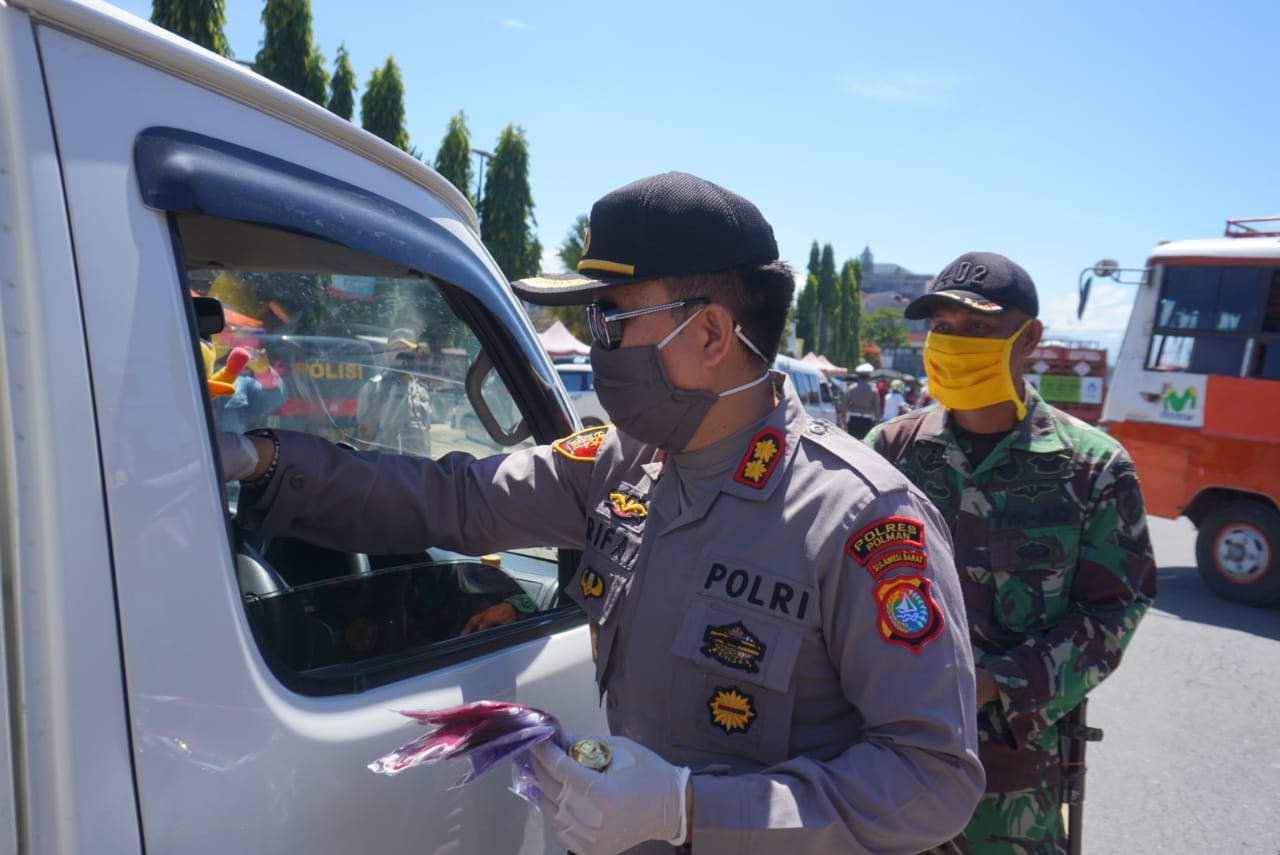 Memutus Mata Rantai Covid-19, Kapolres Polman , TNI dan KPU Bagi-Bagi Masker