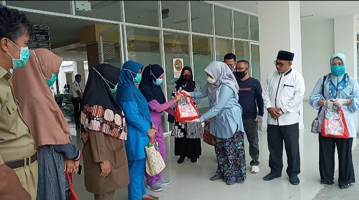 AAS Salurkan Paket Lebaran Ketenaga Medis