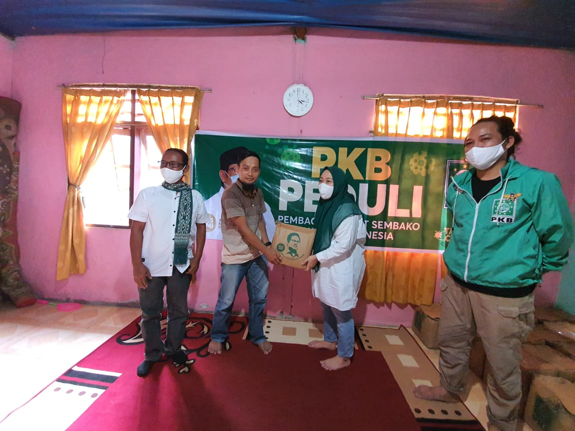 PKB Peduli, Bakri Ajak Sutinah Berbagi Paket Sembako