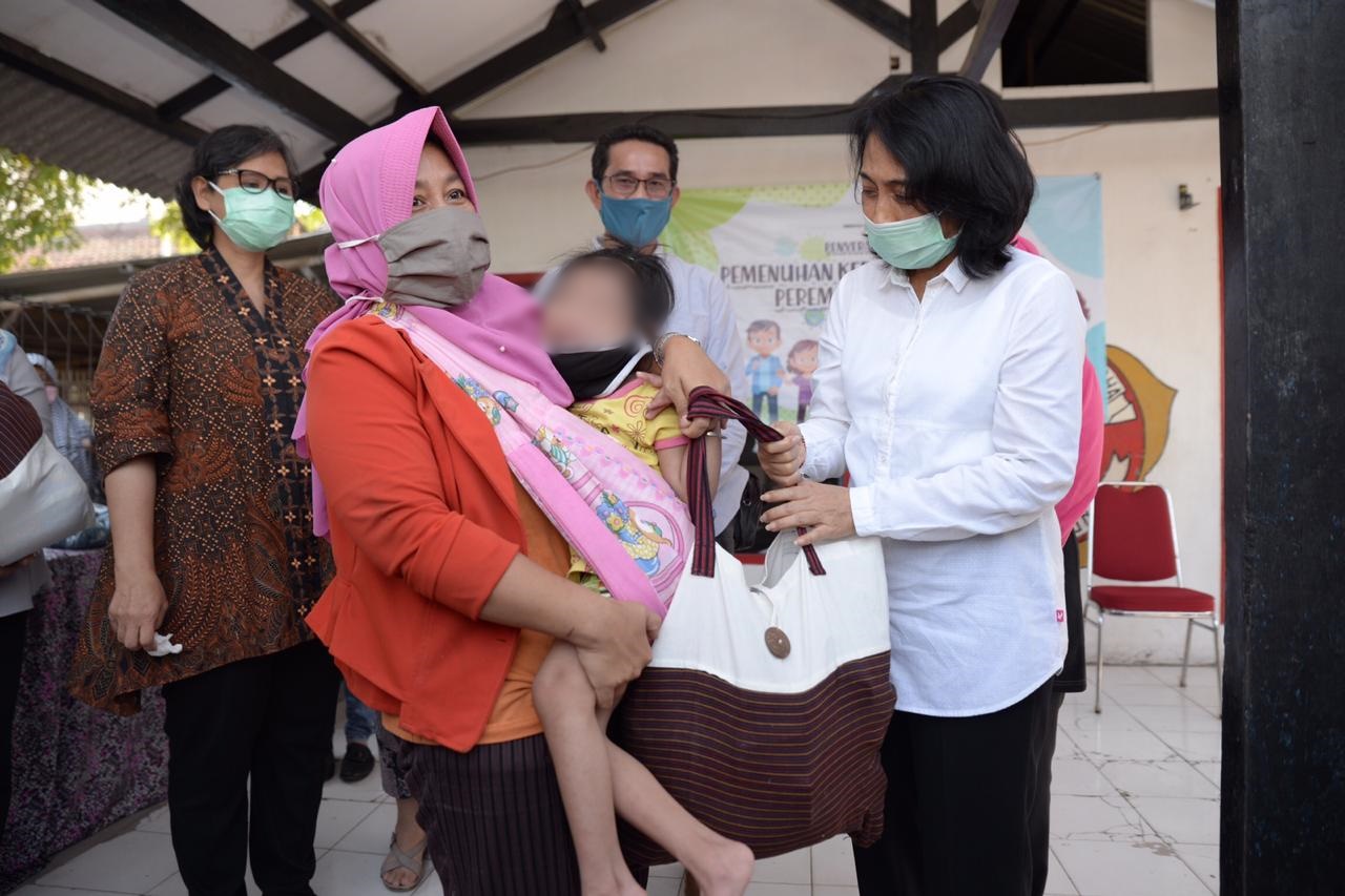 Menteri Bintang Berikan Paket Pemenuhan Kebutuhan Spesifik Perempuan dan Anak