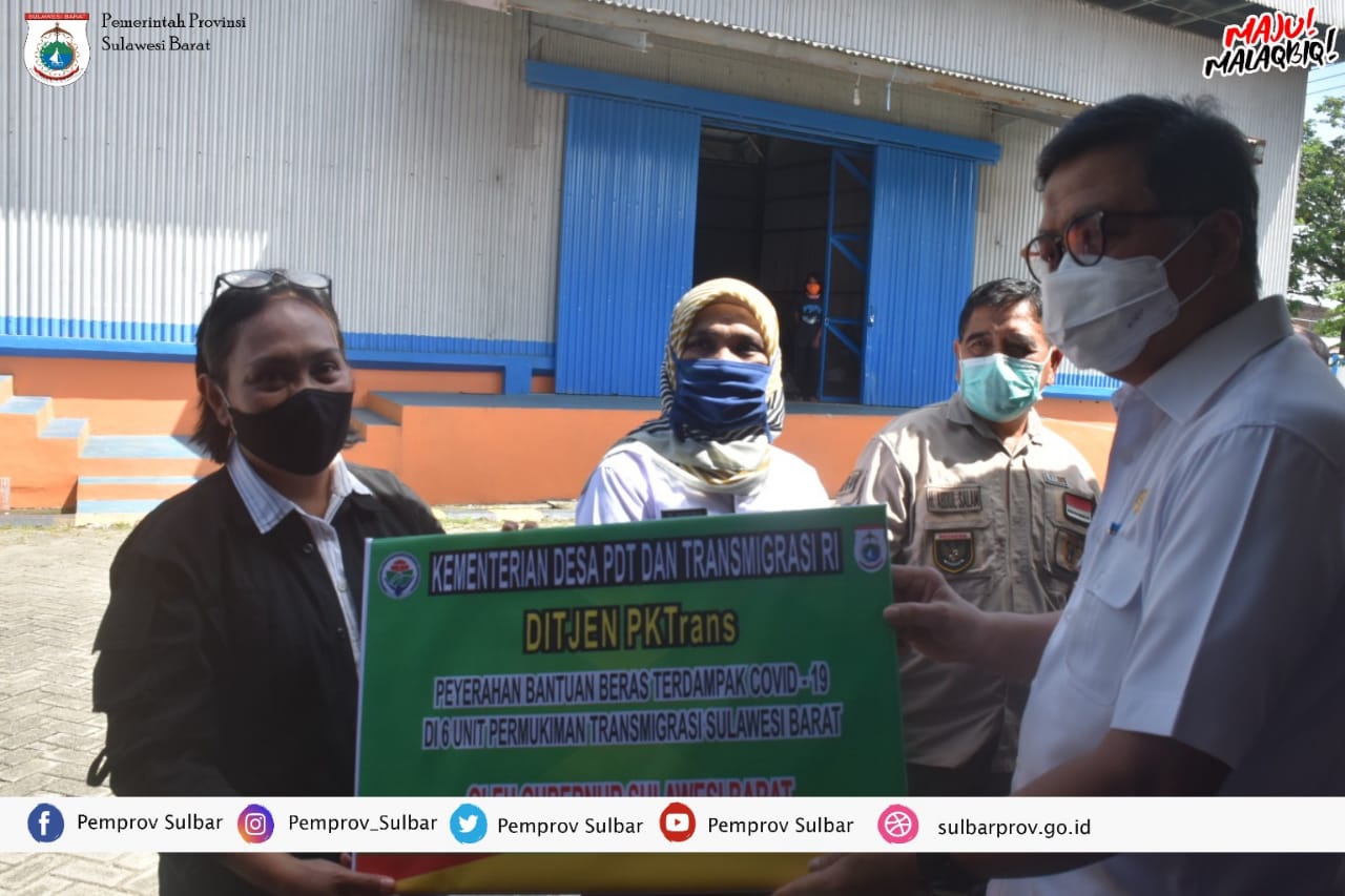 Pemprov Sulbar-Perum Bulog Salurkan Bantuan Beras Kepada Warga Transmigrasi