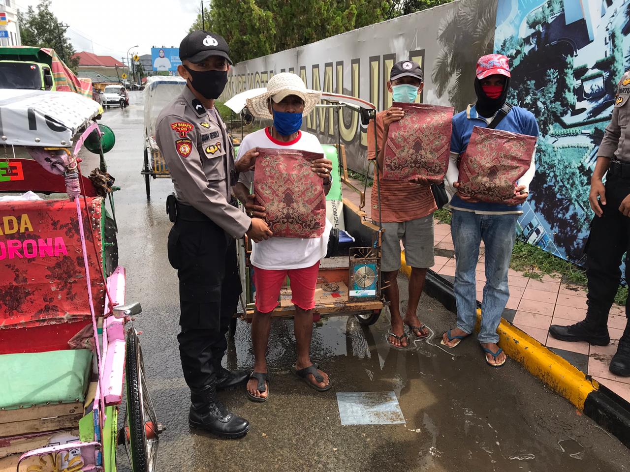 Direktorat Samapta Polda Sulbar Bagikan Sembako Gratis Ke Warga Tak Mampu