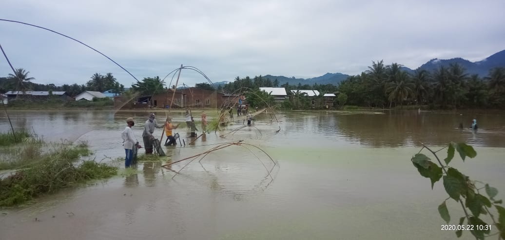 Warga Polman Tangkap Ikan di Moment Lebaran