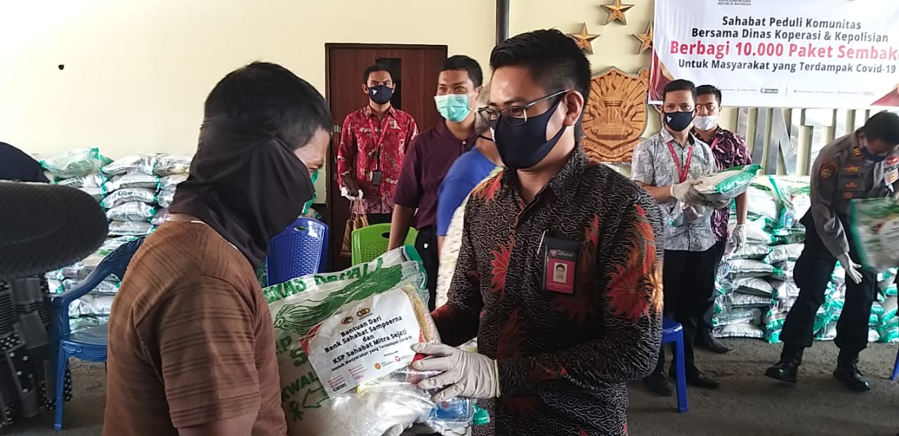WhatsApp Image 2020-05-15 at 12.17.44 500 Paket Sembako di Salurkan Kepada Yang Berhak Di Mamuju