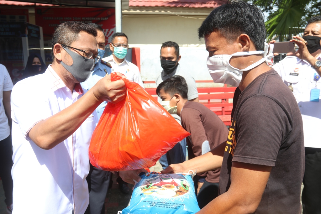 Warga Binaan Asimilasi Rutan Mamuju Terima Bantuan