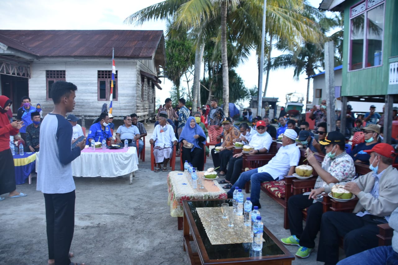 Pemprov Sulbar Serahkan Sejumlah Bantuan Kemasyarakat Balabalakang