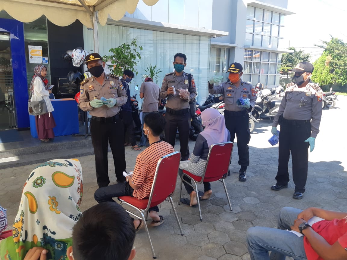 Ditbinmas Polda Sulbar Kembali Bagi-bagi Masker, Hand Sanitizer dan Handscon