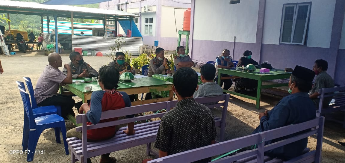 IMG-20200612-WA0027 Kapolsek Kalukku Gelar Rakor dengan Beberapa Pihak Terkait Blokir Jalan Masuk Desa Keang