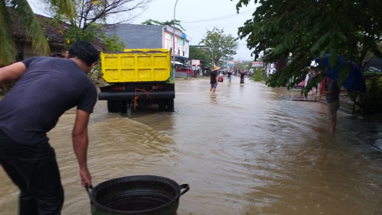IMG-20200624-WA0049 Satu Jam Di Guyur Hujan, Mamuju Banjir