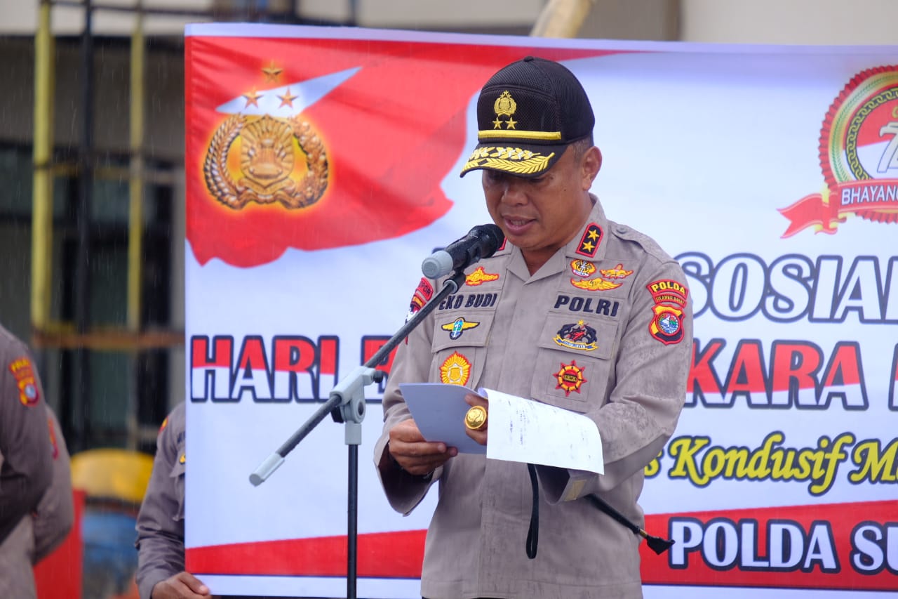 IMG-20200626-WA0065 Kapolda Sulbar Lepas Tim Penyaluran Sembako Dalam Rangka Hari Bhayangkara Ke-74