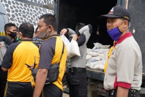 Kapolda Sulbar Lepas Tim Penyaluran Sembako Dalam Rangka Hari Bhayangkara Ke-74 Kapolda Sulbar Lepas Tim Penyaluran Sembako Dalam Rangka Hari Bhayangkara Ke-74