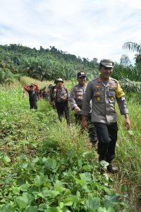 Personil Polres Pasangkayu Longmarch Bawa Sembako Ke Daerah Pedalaman Personil Polres Pasangkayu Longmarch Bawa Sembako Ke Daerah Pedalaman
