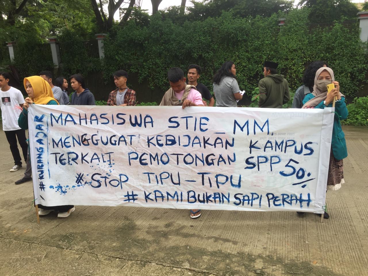 Mahasiswa STIE MM Meminta Kampus Turunkan SPP 50%